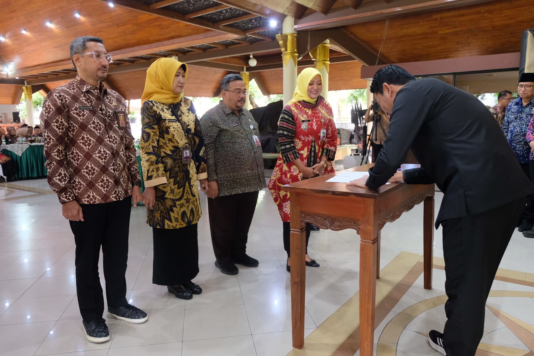 Plt. Bupati Subandi Serahkan Penghargaan SAKIP dan IPP kepada Perangkat Daerah Terbaik