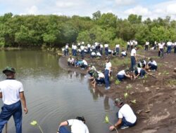Cegah Abrasi, Siswa Kodiklatal Lattek WJY 23 Tanam Mangrove Di Pantai Cemara Banyuwangi