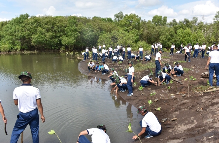 Foto : Siswa Kodiklatal Lattek WJY 23 Tanam Mangrove Di Pantai Cemara Banyuwangi