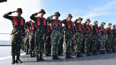 Foto : Siswa Kodiklatal Tabur Bunga Di Laut
