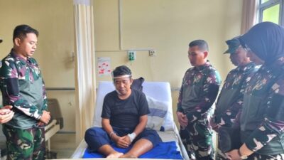 Foto : Dansatdik-1 Kodiklatal Berikan Semangat Prajurit Yang Sedang Dirawat Di Rumah Sakit