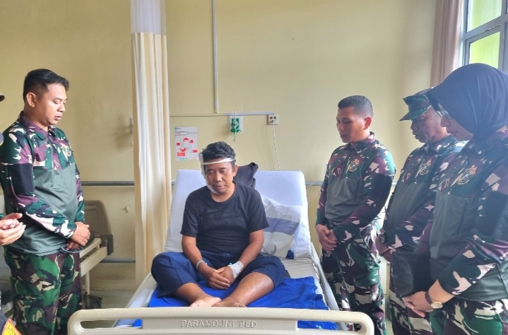 Foto : Dansatdik-1 Kodiklatal Berikan Semangat Prajurit Yang Sedang Dirawat Di Rumah Sakit