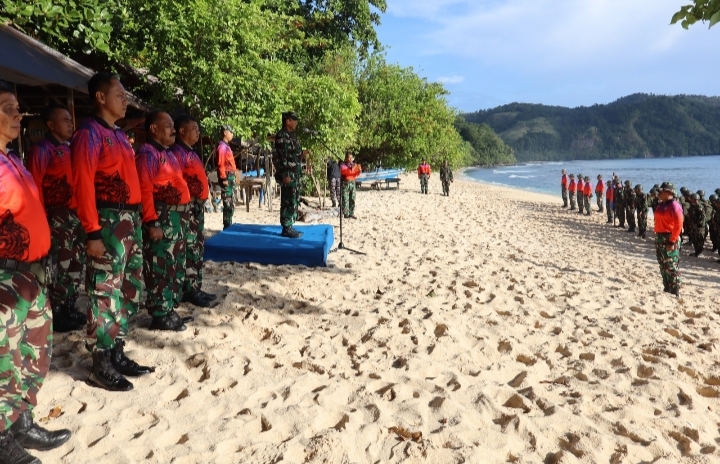 Foto : Dansatdik - 4 Kodiklatal Manado Tutup Lattek Berganda Siswa Dikmata TNI AL