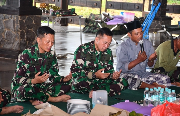 Foto : Dankodiklatal Doakan Lattek Berganda Tahap Tiga Siswa Dikmata 44/2 Berjalan Lancar, Aman dan Sukses