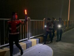 Hindari Benang Nilon Nyangkut di Suramadu, Samapta Polres Bangkalan Lakukan Patroli Benang di Sepanjang Jembatan Suramadu