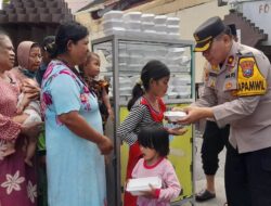 Jumat Berkah, Polsek Taman Berbagi Nasi Kotak untuk Warga di Sidoarjo