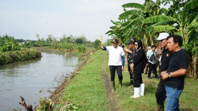Pimpin Jihad Rawat Kali di Sungai Desa Klurak, Plt. Bupati Sidoarjo: Ini Bentuk Komitmen Bersama untuk Mencegah Banjir