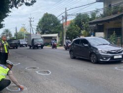 Operasi Keselamatan Semeru 2025 Polisi Beri Tanda Jalan Berlubang di Sidoarjo