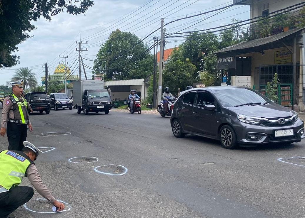 Operasi Keselamatan Semeru 2025 Polisi Beri Tanda Jalan Berlubang di Sidoarjo