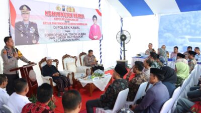 Kapolres Bangkalan AKBP Hendro Sukmono, S.H., S.I.K., M.I.K., didampingi Ketua Bhayangkari Cabang Bangkalan Ny. Putri Hendro melaksanakan kunjungan kerja ke Mapolsek Kamal.