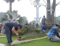 ASN Sidoarjo Kerjabakti Percantik Taman dan Pedestrian