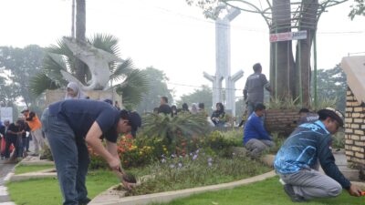 ASN Sidoarjo Kerjabakti Percantik Taman dan Pedestrian