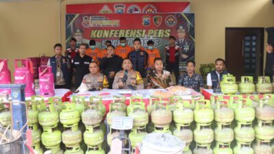 Foto: Polresta Sidoarjo Berhasil Ungkap Dua Gudang Pengoplosan LPG, 5 Tersangka Diamankan