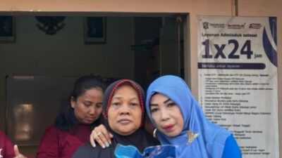 Foto : DR. Anaita K, S.H., M.Kn selaku ketua Senam Lansia Vitalage Movement saay bagikan Doorprize ke Ibu-ibu