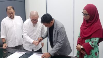 Keterangan gambar : Penandatangan MoA antara Stikosa AWS dengan Fisip Unair. Dekan Fisip Unair, Prof Bagong Suyanto disaksikan Wadek III Irfan Wahyudi mempersilahkan Ketua Stikosa AWS, Jokhanan Kristiyono menanda tangani perjanjian disaksikan Waka Stikosa AWS, Ratna Puspitasari.