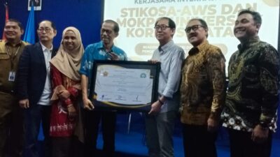 Keterangan Gambar: Stikosa AWS jalin kerjasama dengan Mokpo National University (MNU) Korea Selatan. Penanda tanganan MoU bidang pendidikan dan pengembangan Ilmu Komunikasi & Sosial