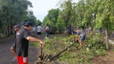 Foto : Warga Perum Pondok Maritim Indah Kecamatan Wiyung Gelar Kerja Bakti Massal untuk Kebersihan Lingkungan