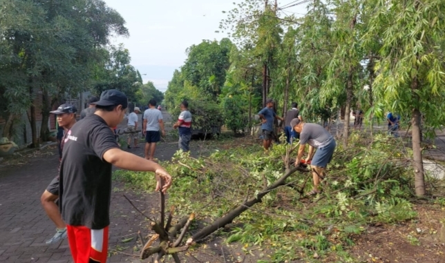 Foto : Warga Perum Pondok Maritim Indah Kecamatan Wiyung Gelar Kerja Bakti Massal untuk Kebersihan Lingkungan