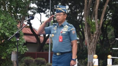 Foto : Dirum Kodiklatal Pimpin Upacara Bendera  