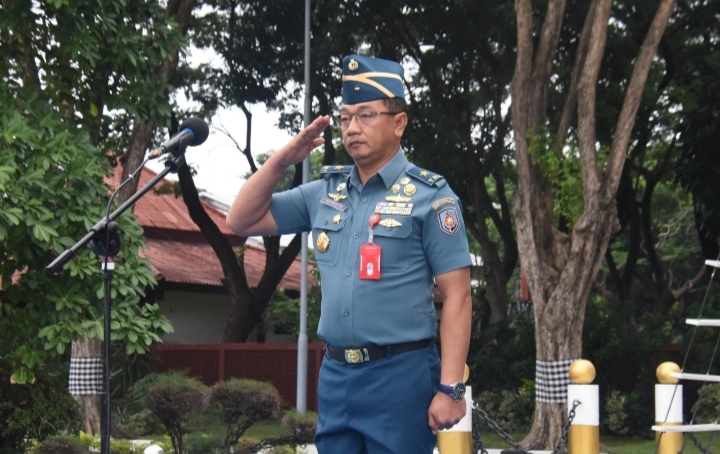 Foto : Dirum Kodiklatal Pimpin Upacara Bendera  