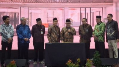 Keterangan foto : Mendikdasmen Prof. Dr. Abdul Mu’ti (memegang mikrofon) menghadiri School Innovator Summit 2025, sekaligus menandatangani prasasti peresmian gedung SMP-SMA SAIM Surabaya, Sabtu (8/2) siang.