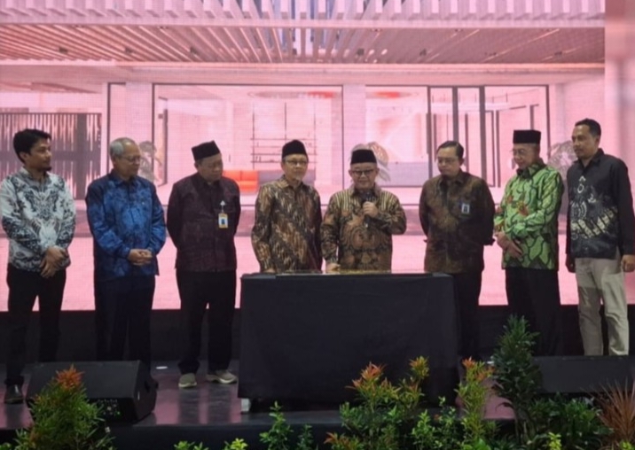 Keterangan foto : Mendikdasmen Prof. Dr. Abdul Mu’ti (memegang mikrofon) menghadiri School Innovator Summit 2025, sekaligus menandatangani prasasti peresmian gedung SMP-SMA SAIM Surabaya, Sabtu (8/2) siang.
