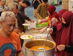 Lintas Agama Satu Meja, Masjid di Surabaya Hidangkan Buka Puasa dan Sahur Gratis
