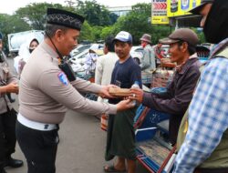Berbagi Berkah Ramadan, Kapolres Pelabuhan Tanjung Perak Bagikan 200 Takjil Kepada Tukang Becak dan Pengguna Jalan