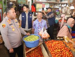 Kapolres Pelabuhan Tanjung Perak Tinjau Pasar Pabean Cantikan Pastikan Stok Bapokting Aman Sampai Lebaran