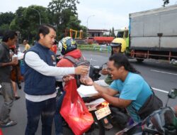 Berkah Ramadan, Polres Pelabuhan Tanjung Perak Berbagi 300 Paket Takjil di Pelabuhan GSN dan Jalan Jakarta Surabaya