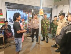 KRYD Dini Hari, Polsek Sukolilo dan Forkopimcam Lakukan Patroli Dinihari dan Awasi Miras di Sejumlah Warung