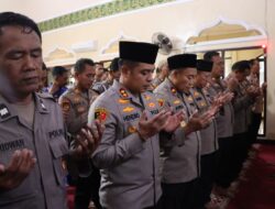 Polri Berduka, Kapolres Bangkalan Melaksanakan Salat Ghaib Atas Gugurnya Prajurit Bhayangkara Polda Lampung