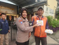 Berbagi Berkah di Bulan Ramadan, Polsek Gedangan Bagikan Takjil dan Stiker Hotline Mudik Polri 110 kepada Pengguna Jalan