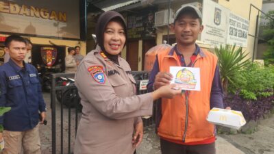 Berbagi Berkah di Bulan Ramadan, Polsek Gedangan Bagikan Takjil dan Stiker Hotline Mudik Polri 110 kepada Pengguna Jalan