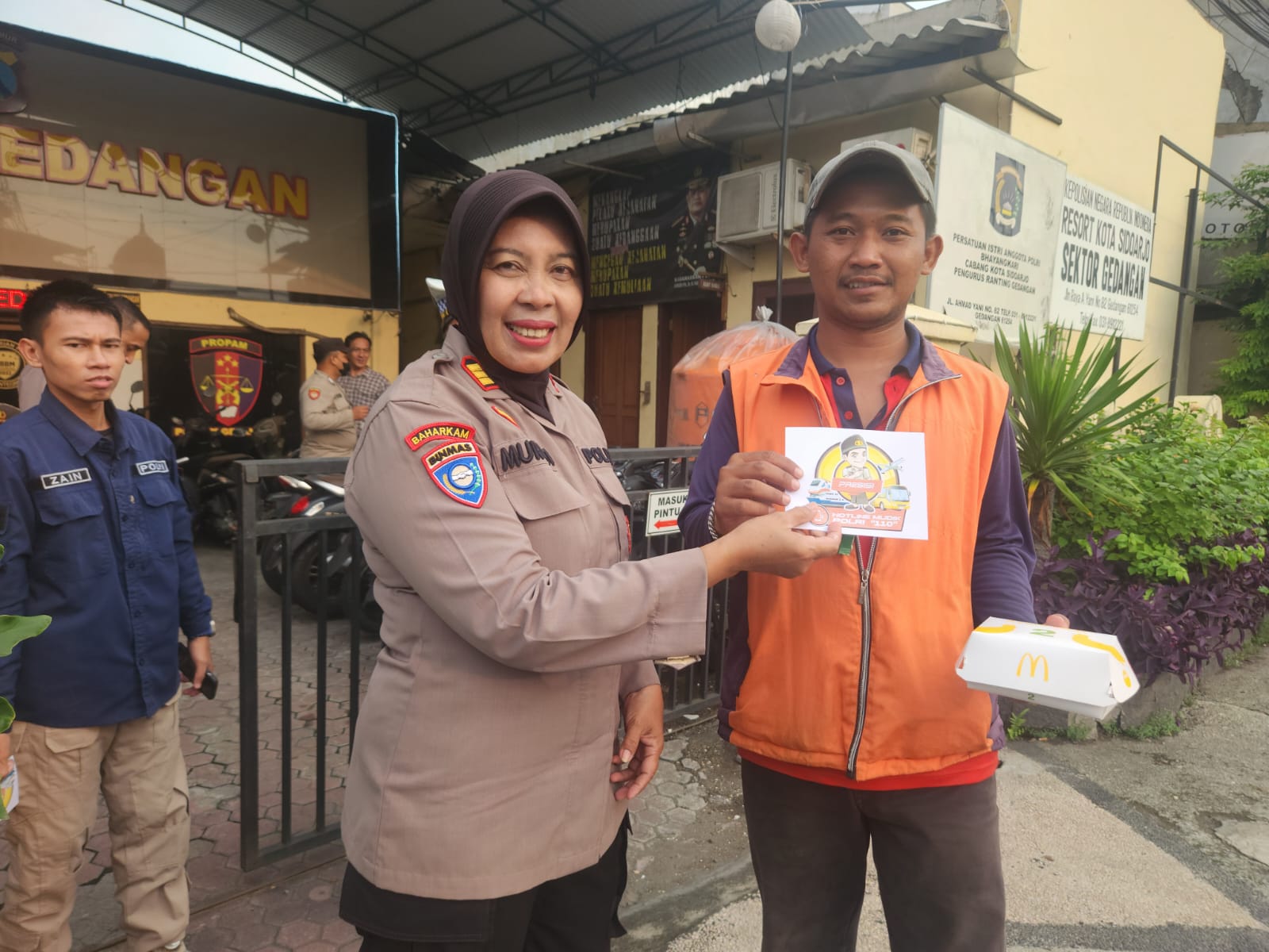 Berbagi Berkah di Bulan Ramadan, Polsek Gedangan Bagikan Takjil dan Stiker Hotline Mudik Polri 110 kepada Pengguna Jalan