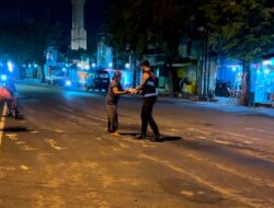 Keliling Patroli Dinihari, Samapta Polres Bangkalan Bagikan Makan Sahur untuk Pekerja di Area Kota
