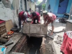 Camat Genteng Surabaya Langsung Tanggap Tangani Keluhan Warga Terkait Penutup Drainase Berlubang 