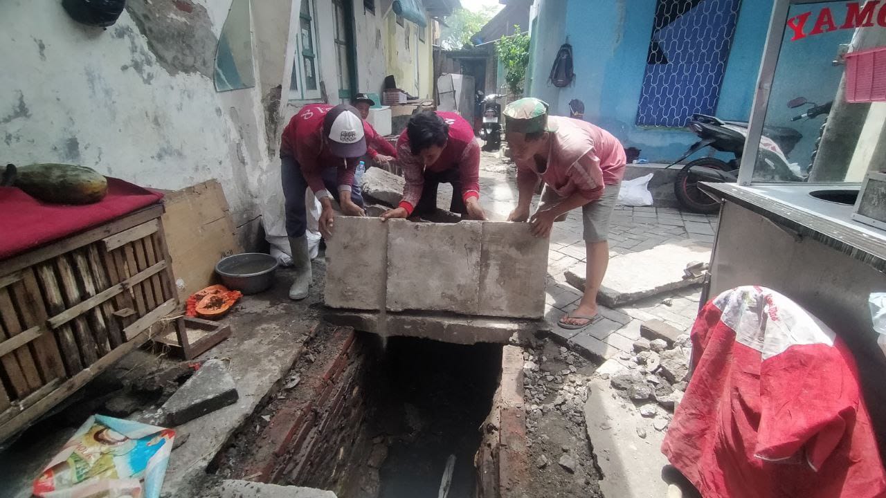 Keterangan Gambar: Pekerjaan tutup saluran oleh DSDABM di Ketandan Bong