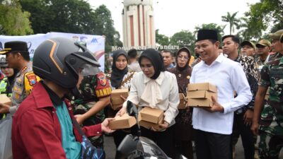 Forkopimda Sidoarjo Bagikan 4 Ribu Takjil