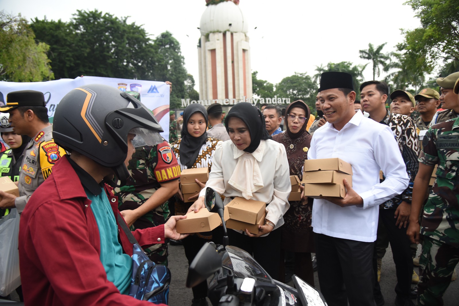 Forkopimda Sidoarjo Bagikan 4 Ribu Takjil