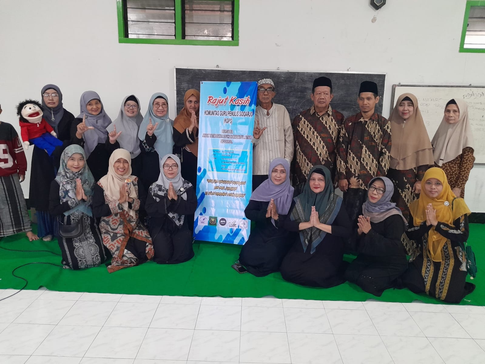 Keterangan Gambar: Komunitas Guru dan Penulis Sidoarjo (KGPS) sudah melaksanakan kegiatan Rajut Kasihan bersama anak-anak Panti Asuhan Mahadul Aitam Sidoarjo.