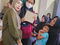 Wujud Kepedulian Sosial Ibu Ketua PKK RW 06 & Ketua Lansia Vitalage Movement Berbagi Parsel Jelang Lebaran 