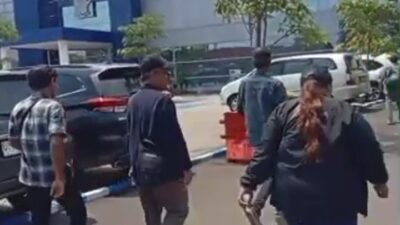Keterangan Gambar: Awakmedia saat memasuki Satpas Colombo SIM Surabaya