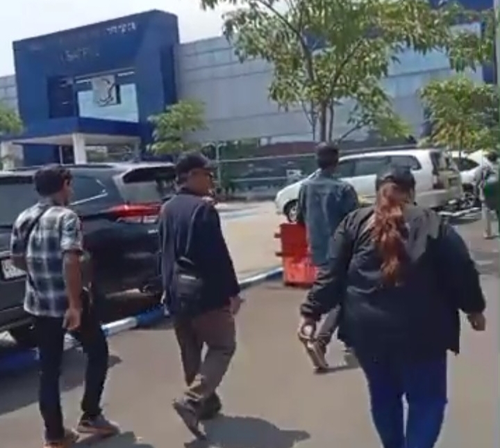 Keterangan Gambar: Awakmedia saat memasuki Satpas Colombo SIM Surabaya