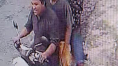 Keterangan Gambar: Dari rekaman CCTV pelaku ada 2 orang dengan mengendarai sepeda motor Scoopy berwarna putih Nopol tidak jelas, kedua pria (pelaku) itu dengan ciri-ciri pengendara memakai peci, baju hitam lengan panjang, bawahan sarung dan teman pelaku baju hitam lengan panjang motif bulatan putih, celana pendek jeans bertopi putih. Tengah Korban