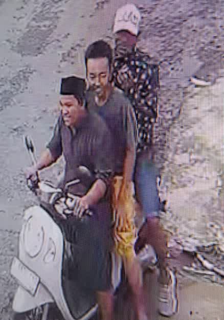 Keterangan Gambar: Dari rekaman CCTV pelaku ada 2 orang dengan mengendarai sepeda motor Scoopy berwarna putih Nopol tidak jelas, kedua pria (pelaku) itu dengan ciri-ciri pengendara memakai peci, baju hitam lengan panjang, bawahan sarung dan teman pelaku baju hitam lengan panjang motif bulatan putih, celana pendek jeans bertopi putih. Tengah Korban