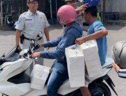 Unit Gakkum dan Jasa Raharja Bagikan Helm Gratis Kepada Pengendara Motor di Bangkalan