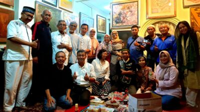 Keterangan Foto : Sebagian dari 39 mantan wartawan Surabaya Post yang menjadi penulis puisi “Setelah Tanpa Deadline.”