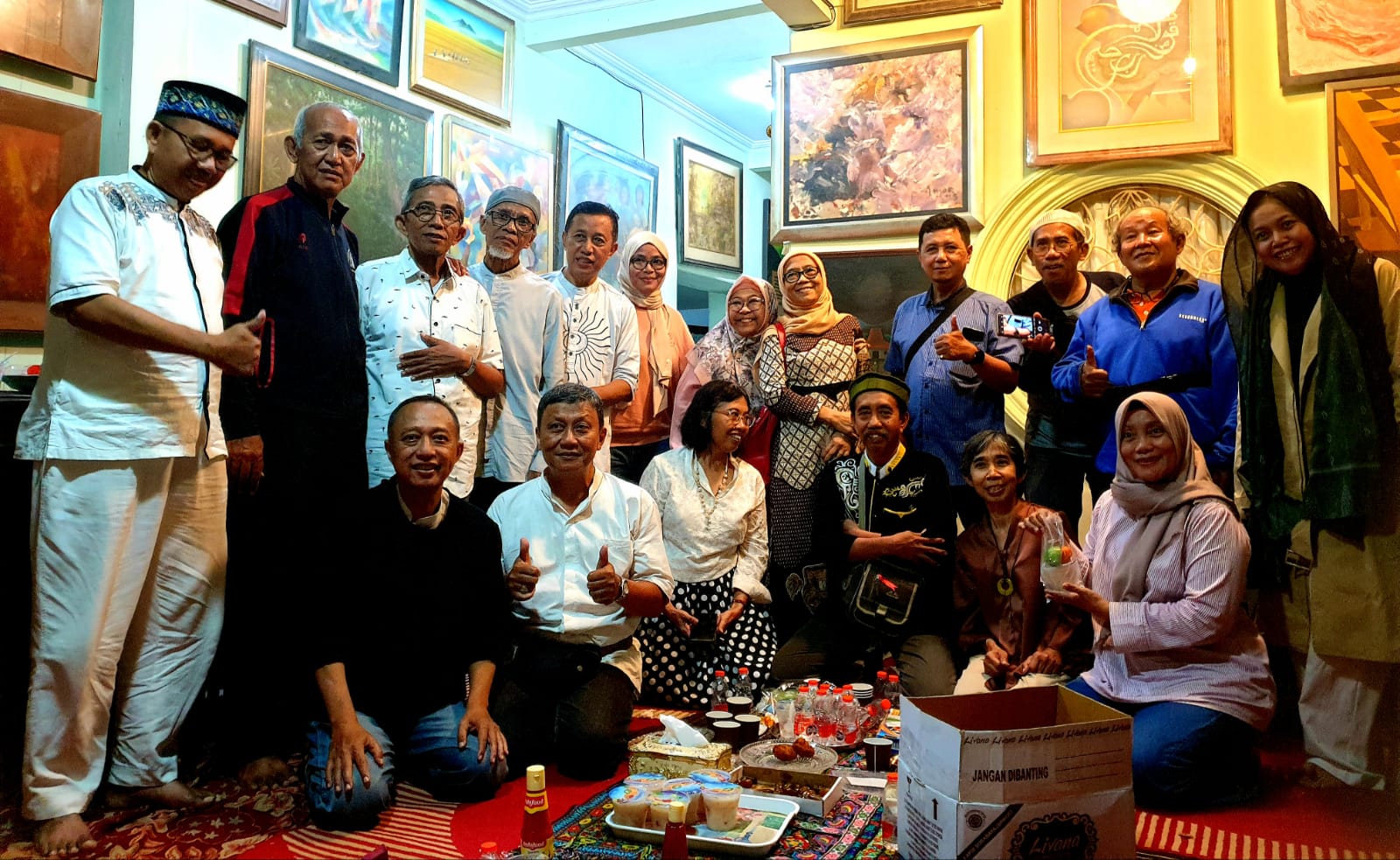 Keterangan Foto : Sebagian dari 39 mantan wartawan Surabaya Post yang menjadi penulis puisi “Setelah Tanpa Deadline.”