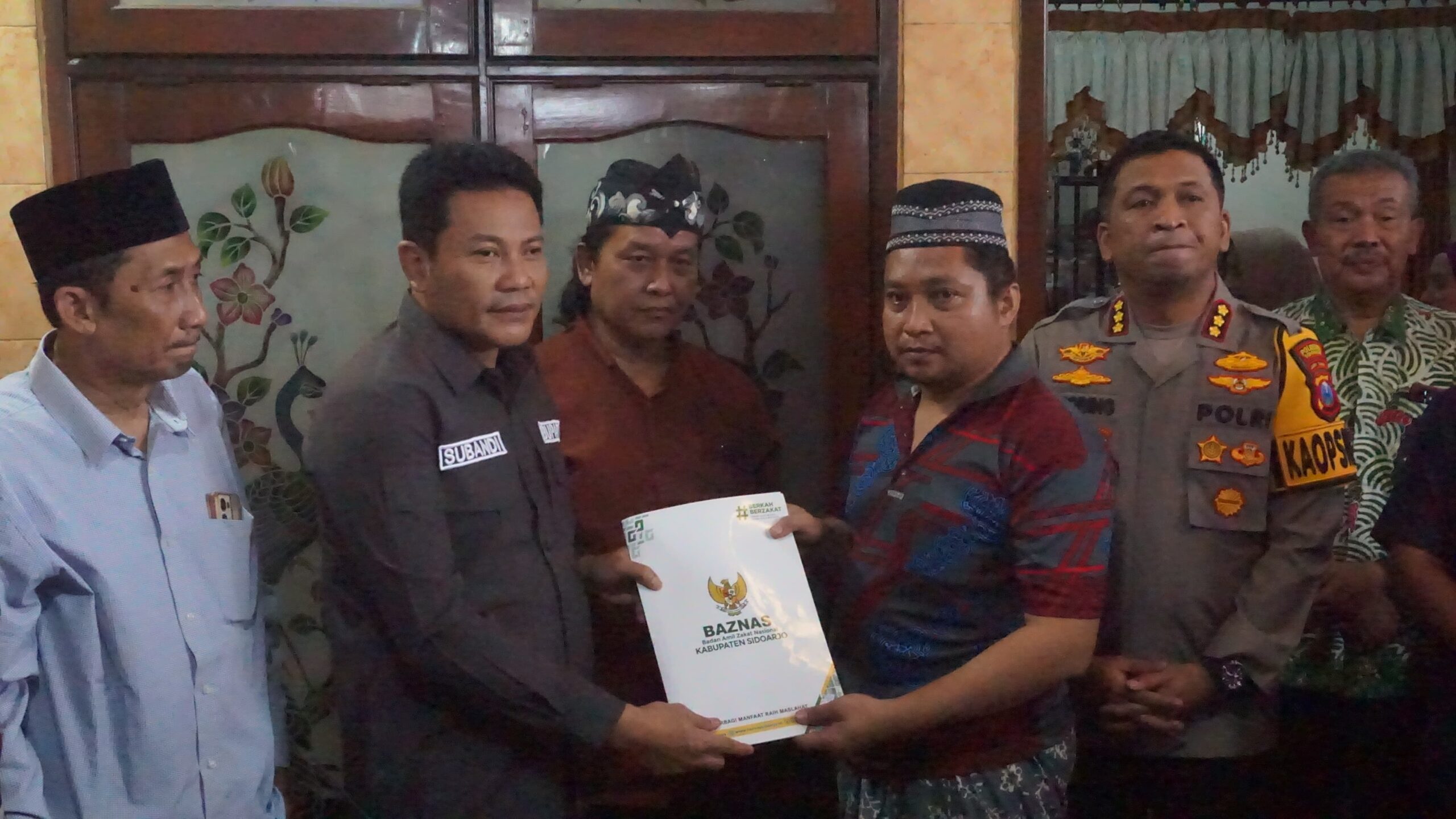 Bupati Sidoarjo H.Subandi Takziah ke Keluarga Korban Tragedi Tanah Longsor di Pacet Mojokerto